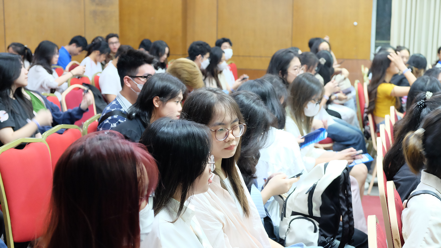 Hội trường đông đủ sinh viên ĐH KTQD
